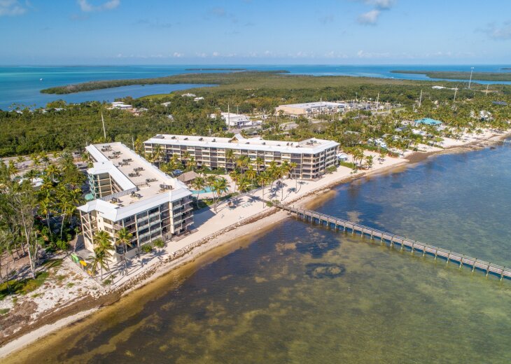 Islamorada Condo Rental Beacon Reef 406 Charming condo with lovely views of the ocean and pool.